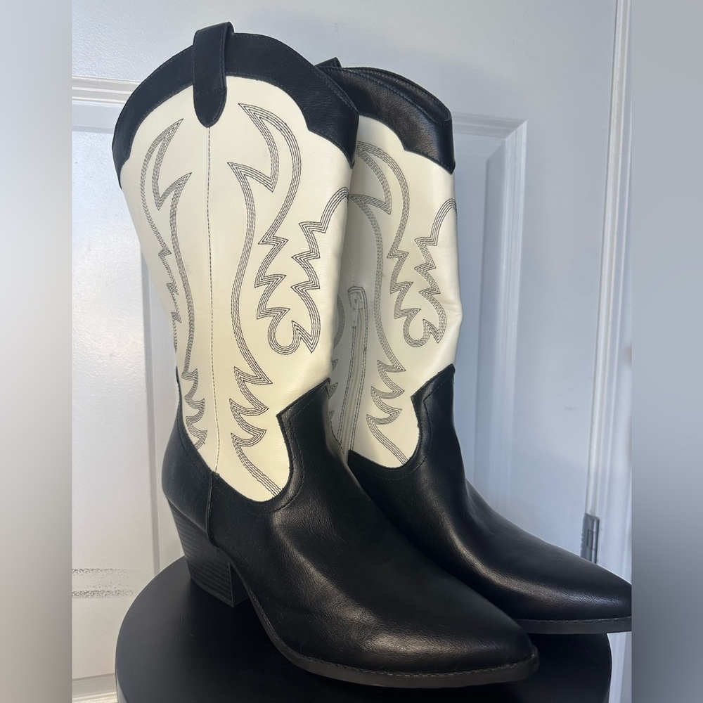Indigo rd. White and black cowboy western boots NWT